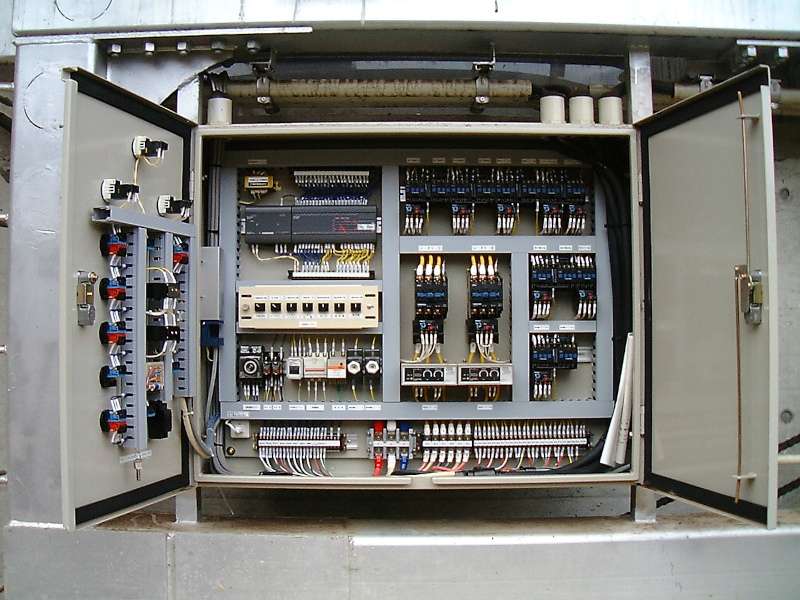 制御盤のスイッチの組み合わせにより16通りの動作が可能｜撹拌機